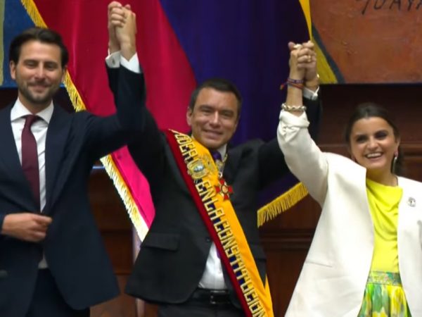 El presidente Daniel Noboa, junto a la vicepresidenta María José Pinto, y el presidente de la Asamblea, Niels Olsen.