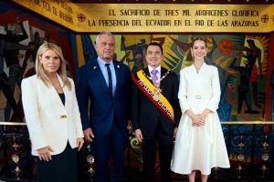 La presidente de Perú, Dina Boluarte; el Secretario de Salud de Estados Unidos, Robert F. Kennedy, junto a Daniel Noboa y su esposa Lavinia Valbonesi.
