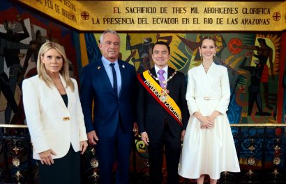La presidente de Perú, Dina Boluarte; el Secretario de Salud de Estados Unidos, Robert F. Kennedy, junto a Daniel Noboa y su esposa Lavinia Valbonesi.