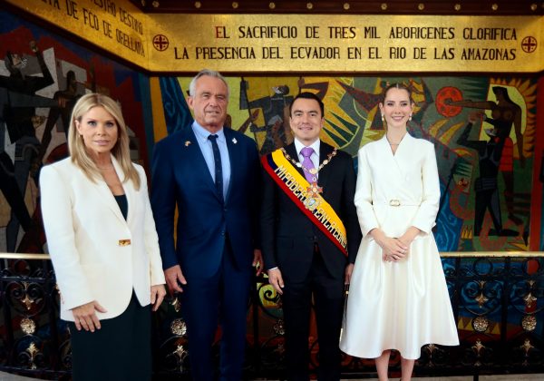 La presidente de Perú, Dina Boluarte; el Secretario de Salud de Estados Unidos, Robert F. Kennedy, junto a Daniel Noboa y su esposa Lavinia Valbonesi.