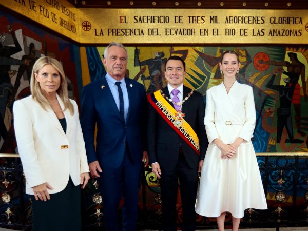 La presidente de Perú, Dina Boluarte; el Secretario de Salud de Estados Unidos, Robert F. Kennedy, junto a Daniel Noboa y su esposa Lavinia Valbonesi.