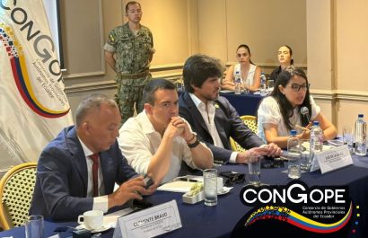 Daniel Noboa sostuvo reunión en El Oro con prefectos y alcaldes para fortalecer la gestión territorial
