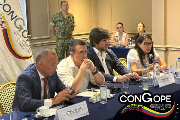 Daniel Noboa sostuvo reunión en El Oro con prefectos y alcaldes para fortalecer la gestión territorial