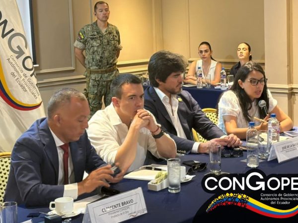 Daniel Noboa sostuvo reunión en El Oro con prefectos y alcaldes para fortalecer la gestión territorial