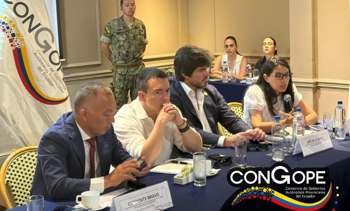Daniel Noboa sostuvo reunión en El Oro con prefectos y alcaldes para fortalecer la gestión territorial