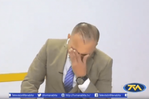 Daniel Palma, periodista de Televisión Manabita, durante transmisión en vivo.