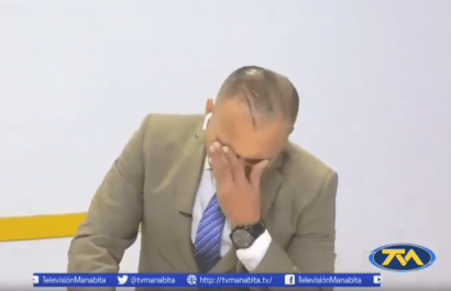 Daniel Palma, periodista de Televisión Manabita, durante transmisión en vivo.