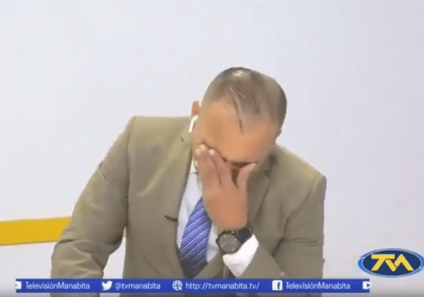 Daniel Palma, periodista de Televisión Manabita, durante transmisión en vivo.