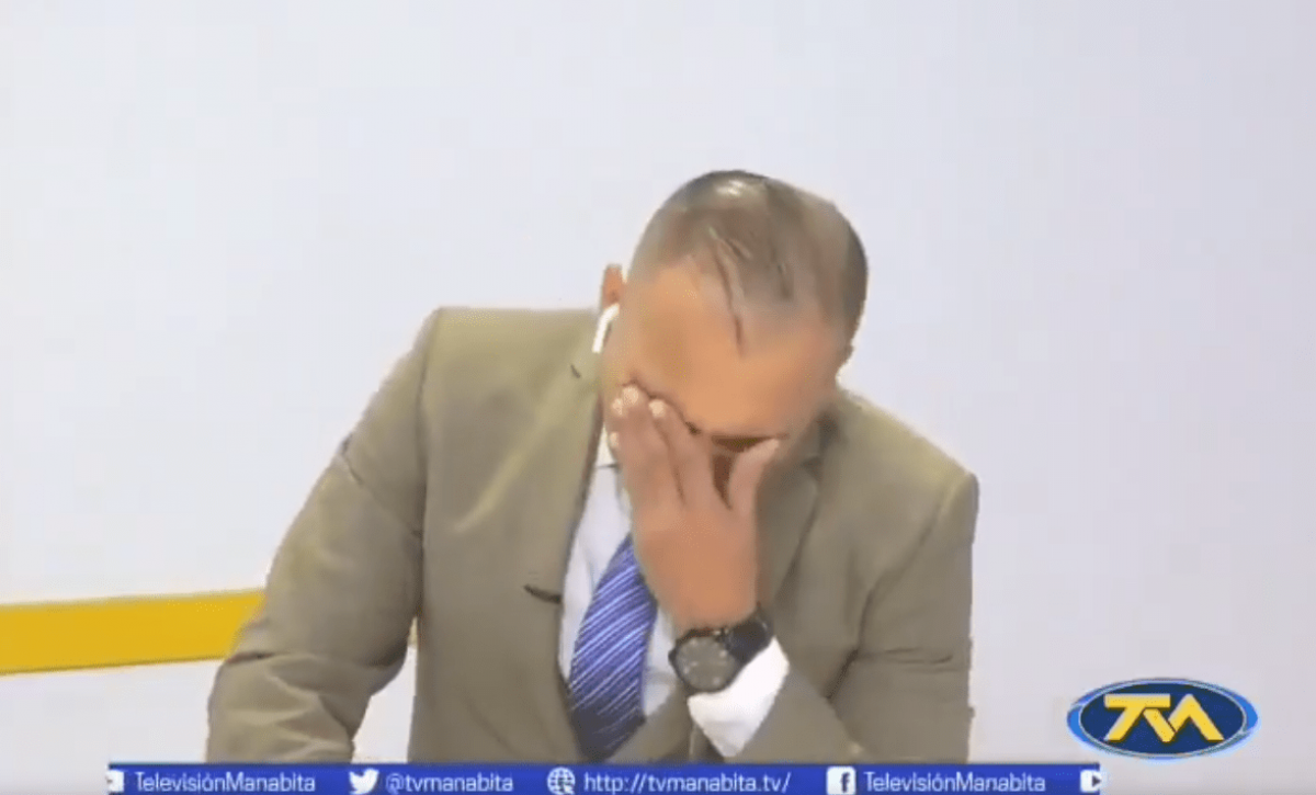 Daniel Palma, periodista de Televisión Manabita, durante transmisión en vivo.