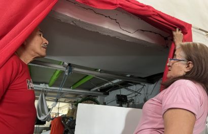 Los esposos muestras algunas de las fisuras y daños que tiene su vivienda.