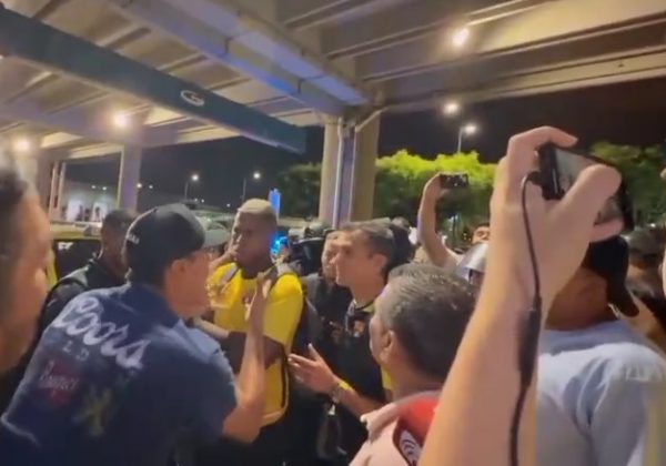 Decenas de hinchas de Barcelona SC, identificados con la barra Sur Oscura, increparon a jugadores y cuerpo técnico del equipo en el aeropuerto de Guayaquil.