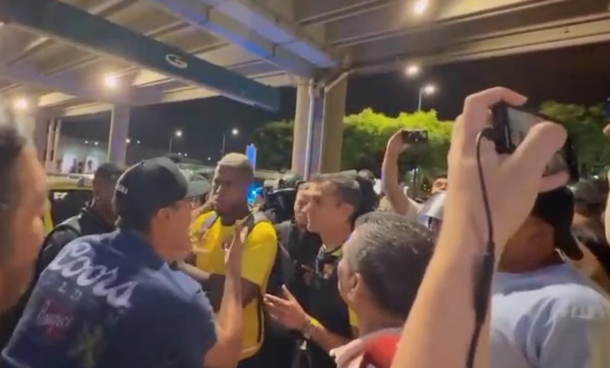 Decenas de hinchas de Barcelona SC, identificados con la barra Sur Oscura, increparon a jugadores y cuerpo técnico del equipo en el aeropuerto de Guayaquil.