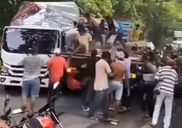Decenas de pobladores del sector Juan Arias, en Magangué, Bolívar, saquearon un camión que transportaba electrodomésticos.