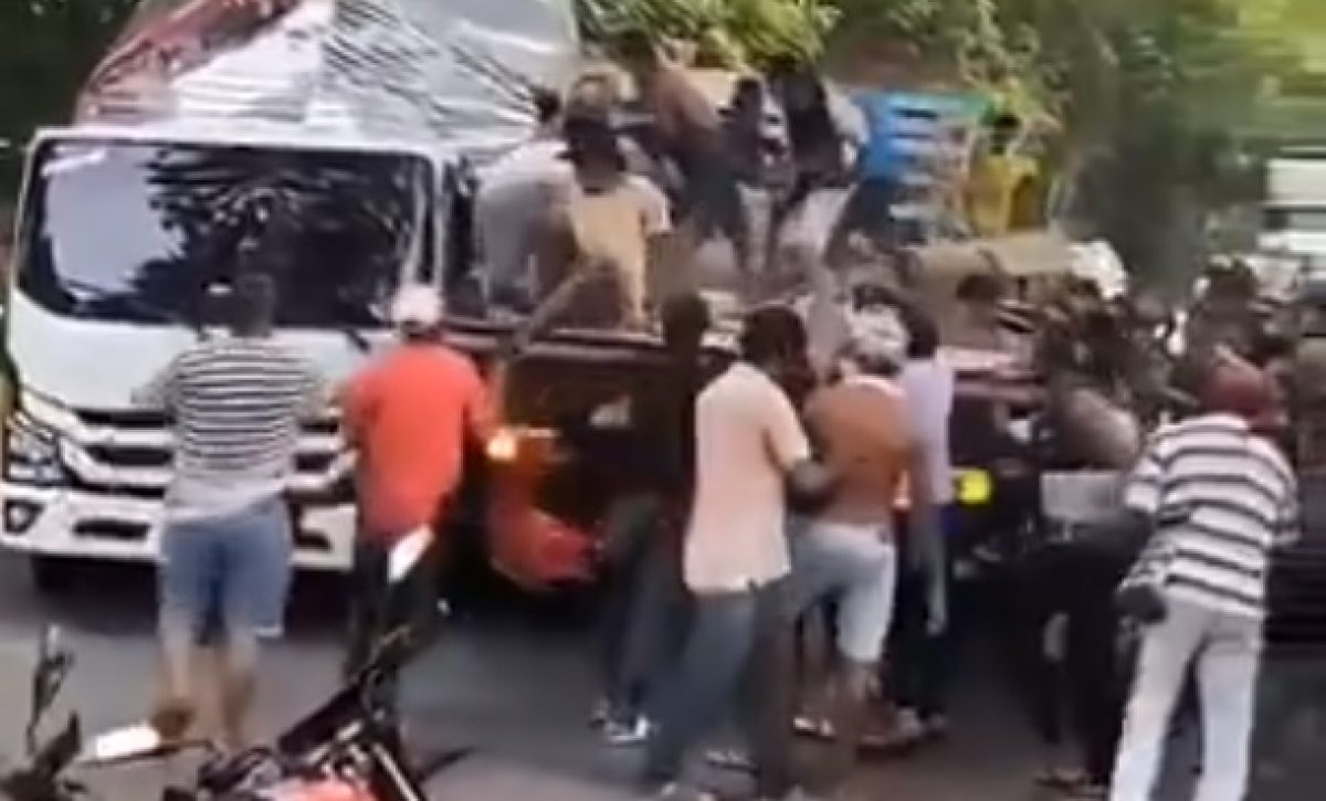 Decenas de pobladores del sector Juan Arias, en Magangué, Bolívar, saquearon un camión que transportaba electrodomésticos.