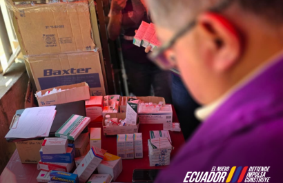 Decomisan 1.320 medicinas irregulares en carpas improvisadas cerca de hospital en Guayaquil