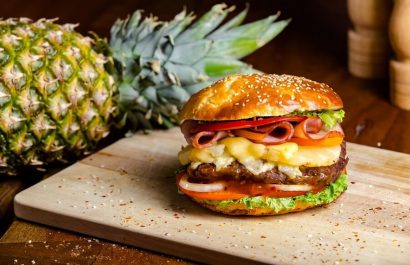 Déjate sorprender por los sabores de una hamburguesa hawaiana Sigue esta fácil receta