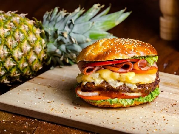 Déjate sorprender por los sabores de una hamburguesa hawaiana Sigue esta fácil receta