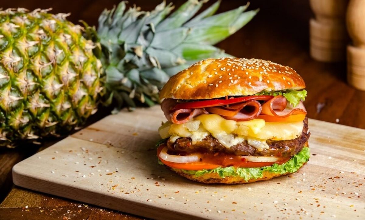 Déjate sorprender por los sabores de una hamburguesa hawaiana Sigue esta fácil receta