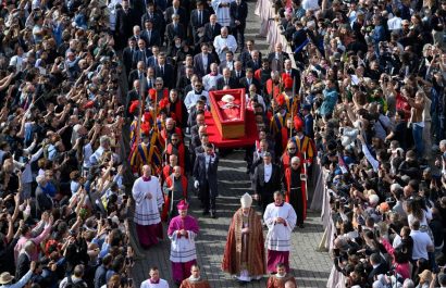 Del funeral al cónclave los próximos pasos de la Iglesia Católica tras la muerte de Papa Francisco