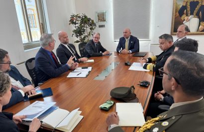 Delegados del Congreso de EE.UU. y el ministro de Defensa de Ecuador se reunieron en Quito