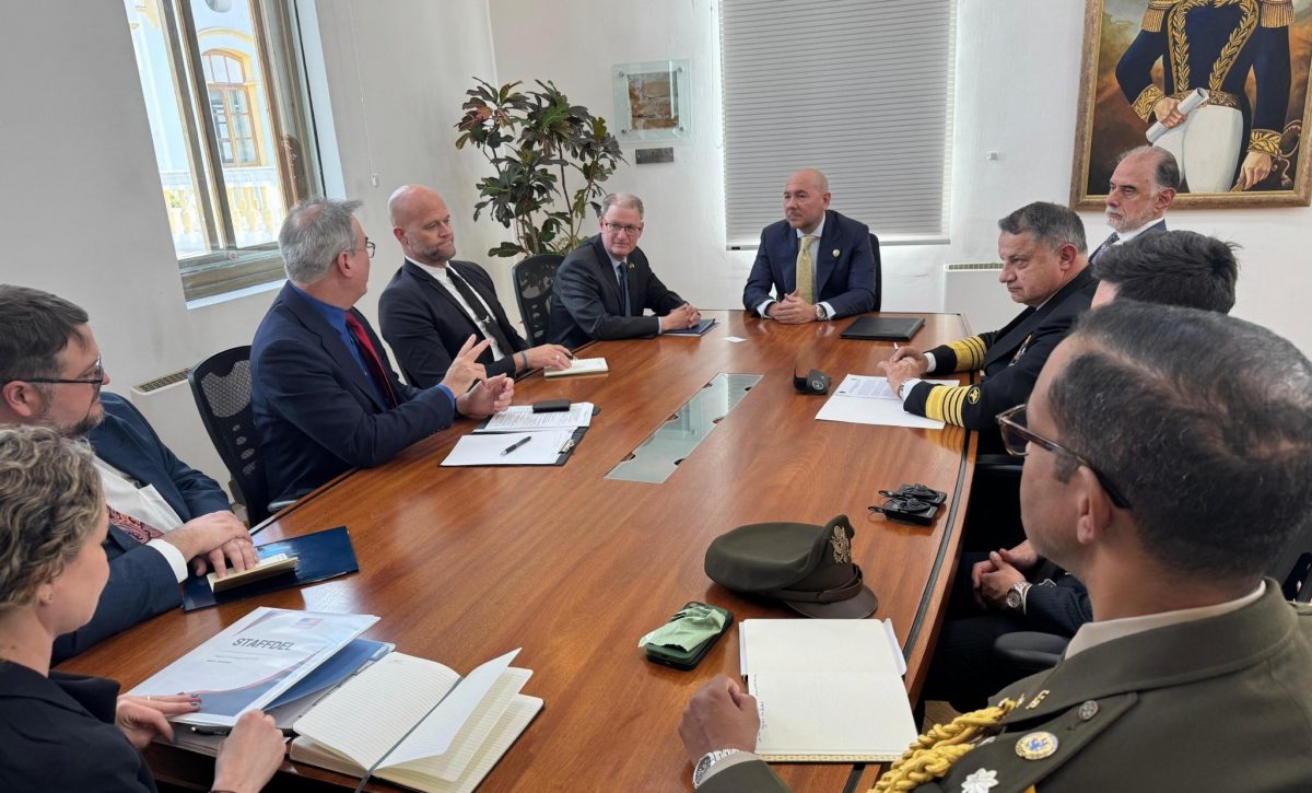 Delegados-del-Congreso-de-EE.UU_.-y-el-ministro-de-Defensa-de-Ecuador-se-reunieron-en-Quito