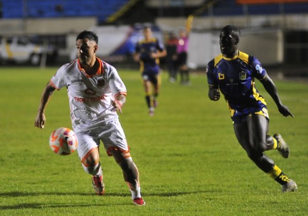 Delfín SC logró una victoria clave al derrotar 1-0 a Libertad en el estadio Reina del Cisne, en Loja.