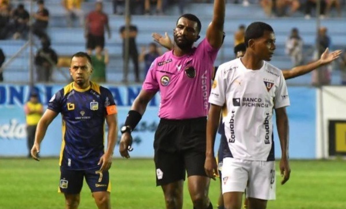 Jugadores de Delfín SC denuncian falta de respeto del árbitro Lenin Quiñónez.