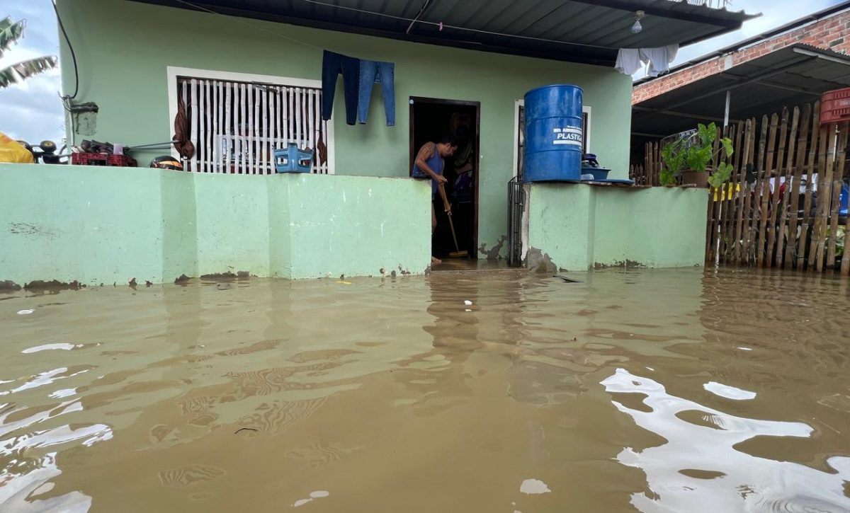 La acumulación de agua producto de las inundaciones, se convierten en criaderos de mosquitos que causan el dengue.