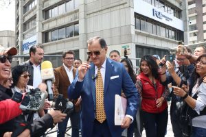 El abogado Carlos Bravo, en representación del movimiento Revolución Ciudadana, presentó una denuncia penal por presunto peculado en la compra de “lapiceros mágicos” en las elecciones presidenciales de Ecuador