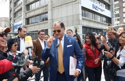 El abogado Carlos Bravo, en representación del movimiento Revolución Ciudadana, presentó una denuncia penal por presunto peculado en la compra de “lapiceros mágicos” en las elecciones presidenciales de Ecuador