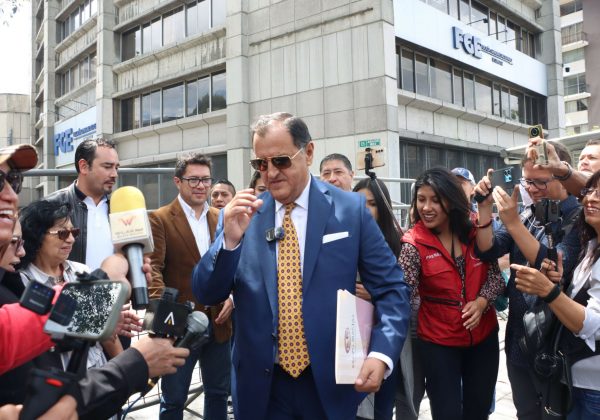El abogado Carlos Bravo, en representación del movimiento Revolución Ciudadana, presentó una denuncia penal por presunto peculado en la compra de “lapiceros mágicos” en las elecciones presidenciales de Ecuador