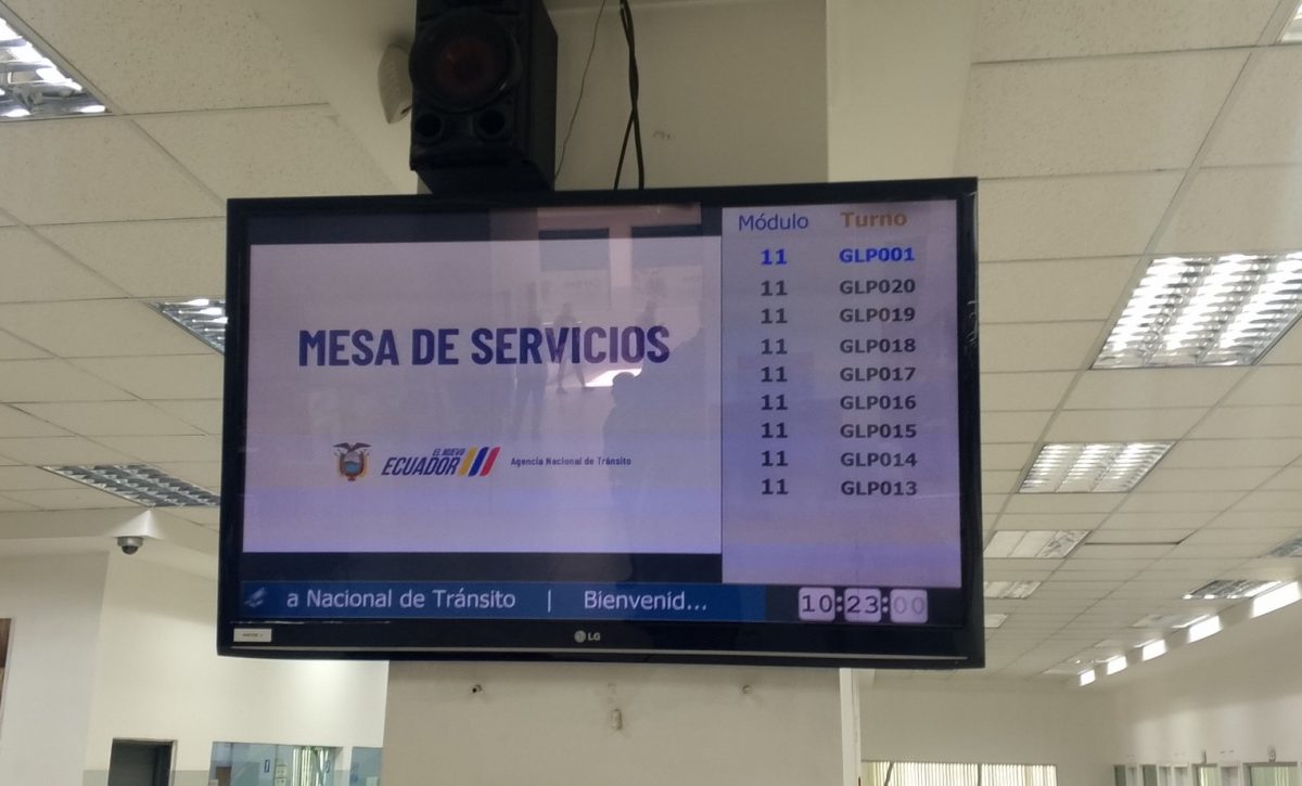 Denuncias por atención deficiente en la ANT Quito usuarios reportan caos y largas esperas