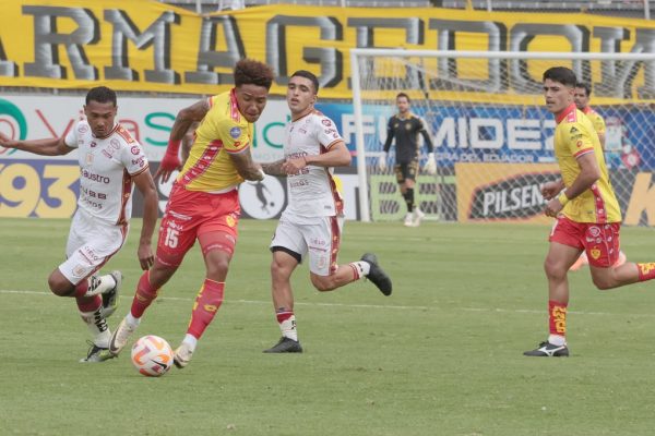 Deportivo Cuenca derrotó 3-1 a Aucas en el estadio Gonzalo Pozo Ripalda, en el sur de Quito, en un emocionante partido correspondiente a la fecha 17 de la Liga Ecuabet 2025.