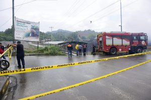 Desalojan palizada acumulada en el puente El Cady, en Portoviejo