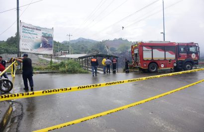 Desalojan palizada acumulada en el puente El Cady, en Portoviejo