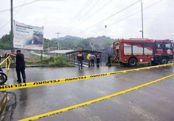 Desalojan palizada acumulada en el puente El Cady, en Portoviejo