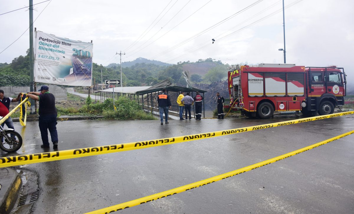 Desalojan palizada acumulada en el puente El Cady, en Portoviejo