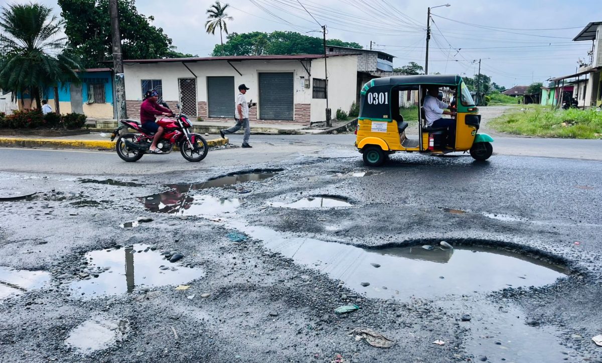 Desbordamiento de aguas residuales afecta el tránsito en la calle Guayas, sector Nueva Concordia, en Santo Domingo