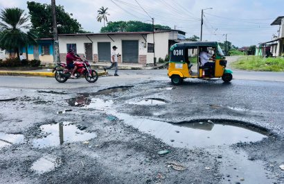 Desbordamiento de aguas residuales afecta el tránsito en la calle Guayas, sector Nueva Concordia, en Santo Domingo