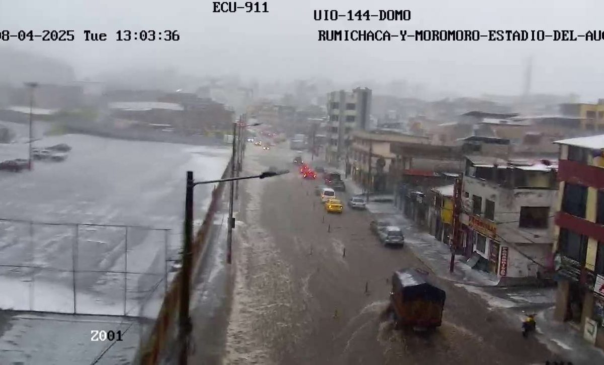 Desbordamientos-y-caos-en-el-sur-de-Quito-por-intensa-granizada
