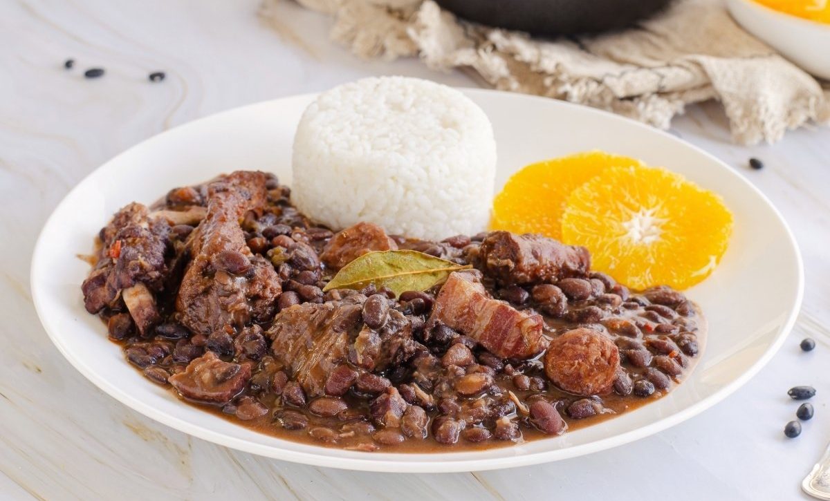 Descubre cómo preparar la auténtica feijoada brasileña en casa