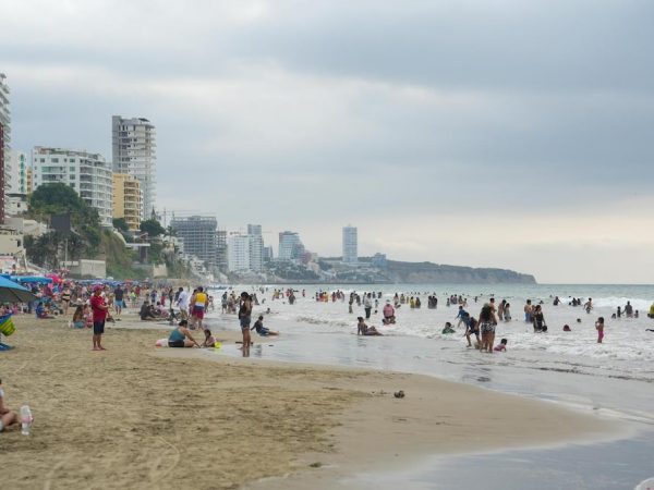 Descubre la magia de la Semana Santa en Manta: música en vivo, playas, ferias tradicionales y celebraciones religiosas únicas.