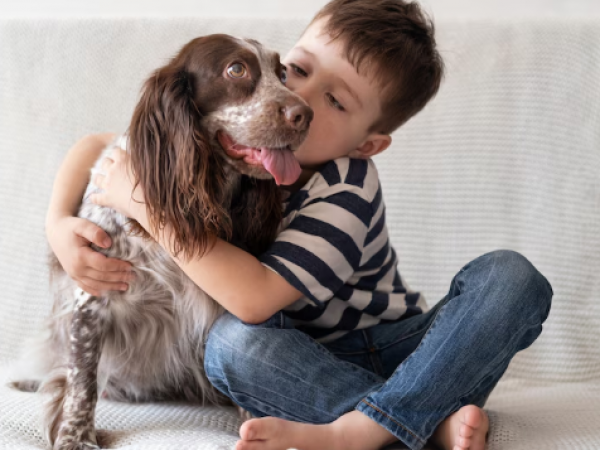 Descubre por qué una mascota puede ser el mejor compañero de tu hijo