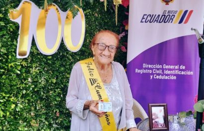 Desde su hogar, una centenaria recibe su cédula: el Estado honra a doña Flor Marina