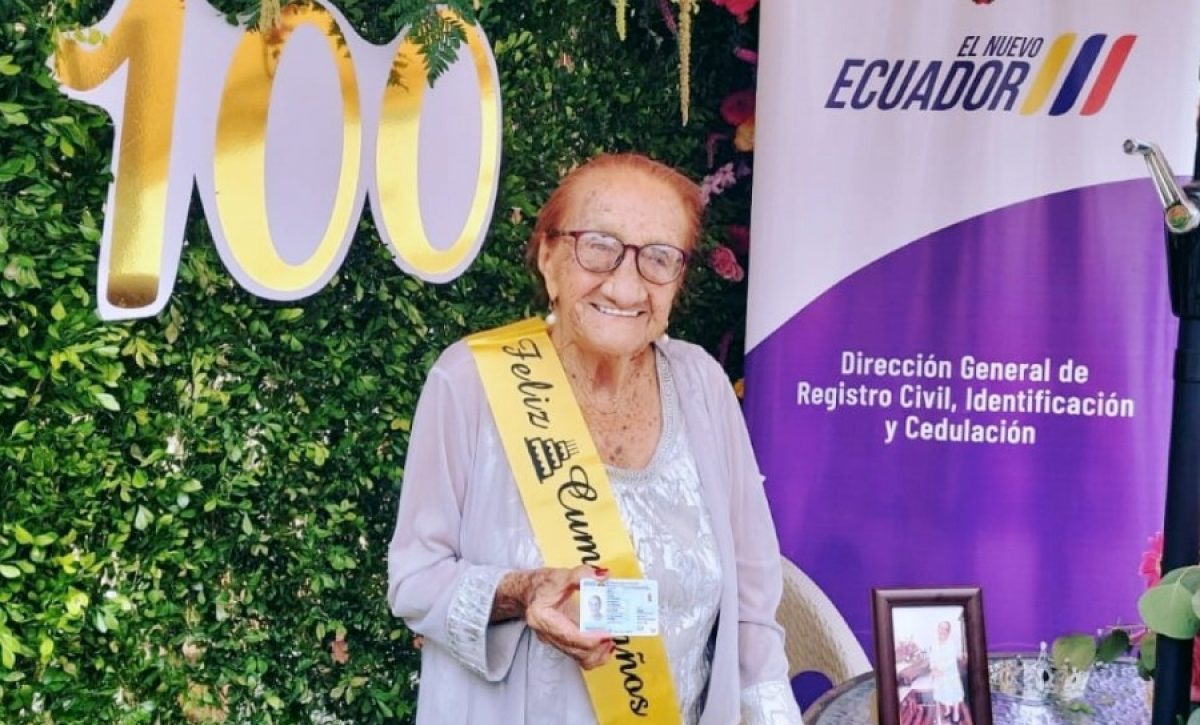 Desde su hogar, una centenaria recibe su cédula: el Estado honra a doña Flor Marina