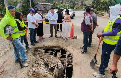 Desde su inauguración en 2014, los problemas estructurales han sido constantes y, en varios puntos, el deterioro permite observar desde arriba, el cauce del río.