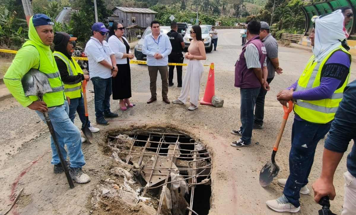 Desde su inauguración en 2014, los problemas estructurales han sido constantes y, en varios puntos, el deterioro permite observar desde arriba, el cauce del río.