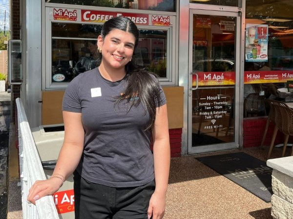Desde su puesto de trabajo, Maripaz Cedeño comparte un pedazo de su identidad ecuatoriana en el restaurante Mi Apa Latin Café, punto de encuentro de la comunidad migrante. (Kike Perdomo)