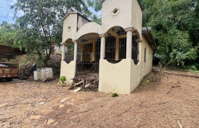 La capilla del sitio la Mocora, quedó llena de tierra producto del deslave.