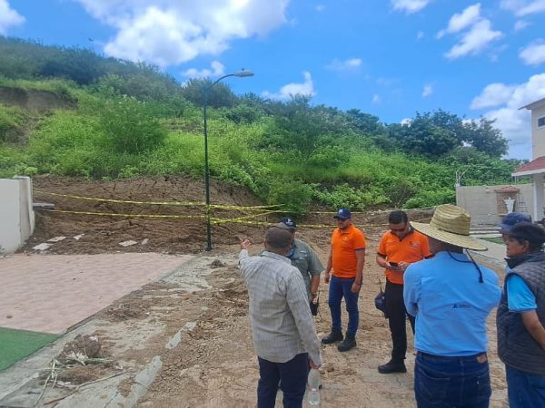 Deslizamiento de tierra en Valle Alto pone en riesgo a 300 viviendas en Portoviejo